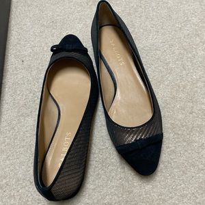 Talbots flats gold with black velvet toe and bow! Size 7.